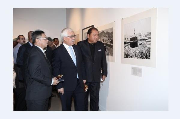 slam kltr ve medeniyeti sahasnda alan aratrmaclar iin kaynak oluturan elyazmas ve basl eserlerin, ariv belgelerinin ve dier kaynaklarn bibliyografya ve kataloglar hazrlanmaktadr.