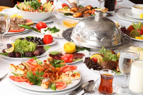 Sahur ve iftarda birden bire ok yemek yemenin salk iin tehlikeli olduunu unutmamalyz
