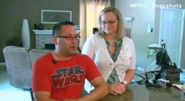 Acil ekipler hemen ilk yardm uygulad ve kadn hayata dndrmeye altlar. Hastaneye gtrldnde ise doktorlar ocuu sezeryan ile almak iin ilk yardm durdurdu.