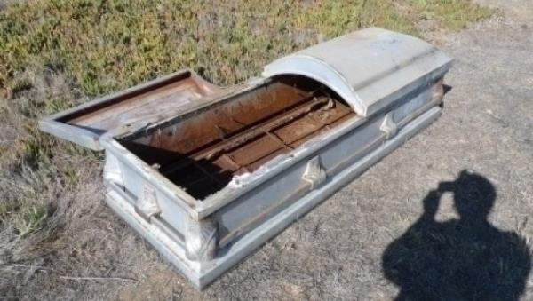 Komusu onu uyandrmaya alt ama baaramad, bunun zerine kadn l ilan edildi, bir tabuta koyuldu ve evinde insanlarn gelip ziyaret etmesi iin bekletildi. Gmlmeden bir gn nce komu tekrar geldiinde ise tabut botu. l kadn bir ekilde uyanm, tabutundan km ve mutfaa yemek yapmaya gitmiti.