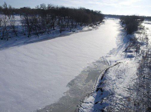 Alvaro Garza, Jr.   Alvaro Garza, Jr. 1987'de 11 yandayken Minnesota ve Kuzey Dakota'y ayran krmz nehire dt. Buzun stnde oynuyordu ve l bir sincab yerden almaya alrken buzun iine dt. Kurtarma almas pek hzl deildi ve Alvaro suyun altnda tam 45 dakika geirdi. Dar karldnda nabz atmadndan ve nefes almadndan teknik olarak lyd. Hastaneye gtrld ve baypas yaplarak vcudundaki su karld, vcudu stld ve vcuduna hava pompaland, bylelikle hayata dnd. Bunun aklamas olarak bilim adamlar Alvaro'nun buza dmeden nce hareketli olduuna balyor. Hastanede 4 gn sonra gzlerini at, 17 gn sonra da taburcu edildi. Bata bir sre yrmekte zorland, fakat daha sonra herhangi bir beyin hasar olmadan salna kavutu.