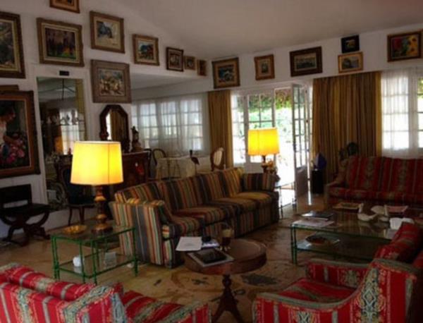 Duvarlara serpitirilen akrabalardan gelen dn fotoraflar