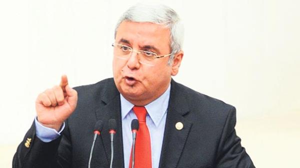 Mehmet Metiner-AK Parti- stanbul niversitesi Edebiyat Fakltesi Trk Dili ve Edebiyat Blmn bitirdi.