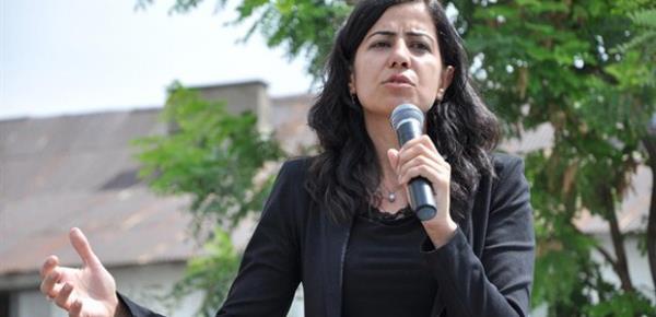 Ayla Akat-BDP-Dicle niversitesi Hukuk Fakltesini bitirdi.