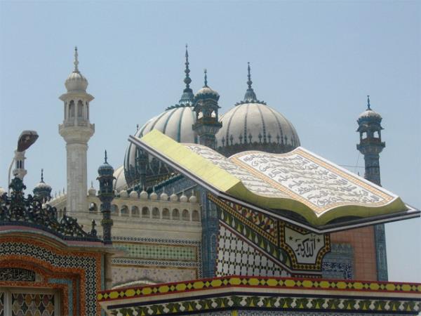 5. Bhong Camii - PAKSTAN