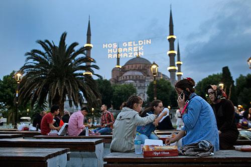 Ramazan&#8217;da oru ibadetini yerine getirirken dikkat edilmesi gereken ok nemli kurallar var. Zira, orucun sala faydalar, yaptmz yanllarla vcudumuza zarar verir hale gelebiliyor.  Hzl yemek yemekten sahura kalkmamaya, st rnlerini azaltmaktan yal yiyecekleri artrmaya, scack pidenin cazibesine kaplp ly karmaktan tatl tketimine dek birok yanl, Ramazan sonras kilo art olarak karmza kabildii gibi kas ykmndan sa dklmesine dek birok soruna da neden olabiliyor!  Acbadem Fulya Hastanesi Beslenme ve Diyet Uzman Hande Seven Avuk, Ramazan&#8217;da en sk yaptmz 10 hatay ve sakncalarn anlatt, nemli uyarlar ve nerilerde bulundu.