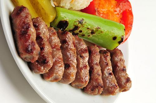 Porsiyon kontroln elden brakmak<br>    Elbette acktnz ve bir an nce yemek istiyorsunuz. ftar sofralarnn rengine, eitliliine ve hatta kokusuna aldanp porsiyon kontrolnz elden brakmayn. Acbadem Fulya Hastanesi Beslenme ve Diyet Uzman Hande Seven Avuk &#8220;Yeterli ve dengeli beslenme ierisinde besin eitlilii olduka nemli olmakla birlikte, tketilen yiyeceklerin miktar adeta kilit unsurdur. ftara mutlaka orba ile balayp, yemeklerinizi iyi ineyin ve midenizin tokluk sesine kulak verin. Aksi halde, fatura Ramazan sonras artan kilolar olarak karnza kacaktr&#8221; diyor.