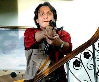 Ardndan Dokuz Eyll niversitesi Gzel Sanatlar Fakltesi Oyunculuk Blm'n bitirdi.