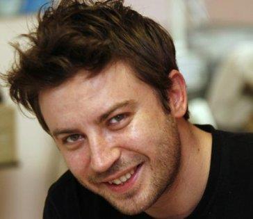 Tolga Gle, zmir Karyaka Lisesi'nde okumaya balad. Ancak babasnn grevi nedeniyle srekli il il dolatklar iin lise renimini Adana'da tamamlad.