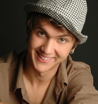 Ardndan stanbul Teknik niversitesi'nde Uak Mhendislii blmne girdi. Ancak, oyunculuk nedeniyle kaydn dondurdu.