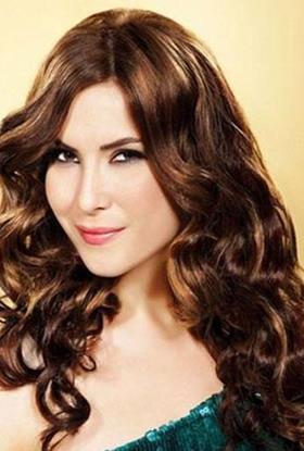 ebnem Dnmez, ehremini Lisesi mezunu. Daha sonra da stanbul niversitesi Devlet Konservatuar'n bitirdi.