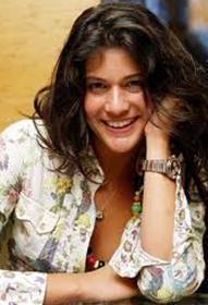 Berrak Tznata, Ko zel Lisesi'nden mezun oldu.