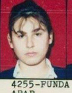 Funda Arar, Adapazar Ali Dilmen Lisesi'nde okudu.