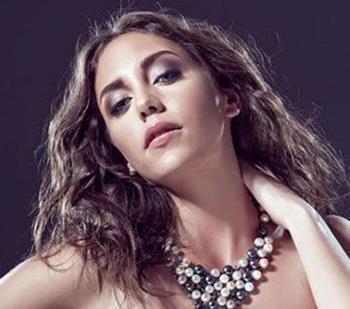 yk Karayel, emberlita Kz Lisesi'nden mezun