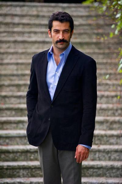 Kenan mirzalolu, Ankara Bahelievler Deneme Lisesi mezunu.. stanbul&#8217;da Yldz Teknik niversitesi Matematik Blm&#8217;nde eitiminin tamamlad..