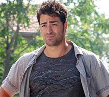 Ardndan da Bilgi niversitesi Grsel letiim Tasarm blmne girdi. Kltr niversitesi Oyunculuk blmnden mezun oldu