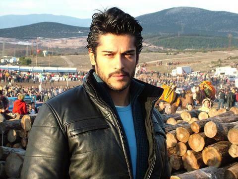 Burak zivit Kazm men Lisesi&#8217;nden mezun.. Sonrada Marmara niversitesi Gzel Sanatlar Fakltesi Fotoraflk blmnde eitim grd.