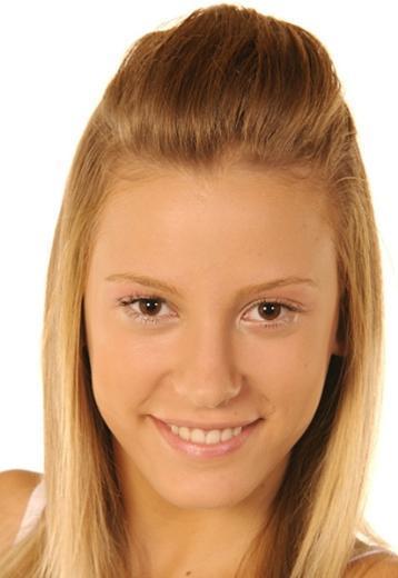 Serenay Sarkaya, Antalya Saime Salih Konca Lisesi'nden mezun oldu.