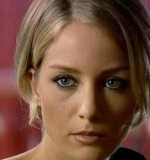 il, Yeditepe niversitesi Moda ve Tasarm Blmnden mezun oldu.