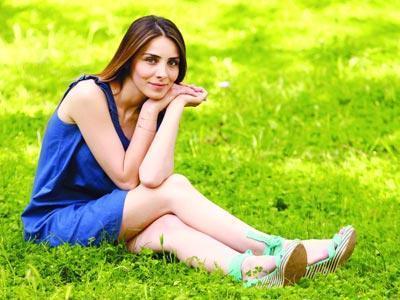 Sonra da Hali niversitesi'nde moda tasarm okudu.