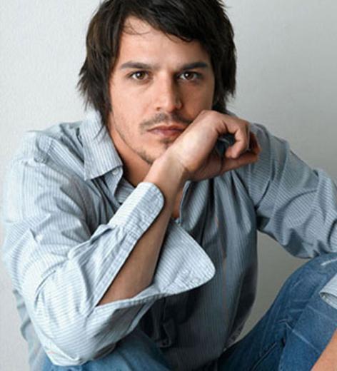 Mehmet Gnsur, talyan Lisesi'nden mezun oldu.