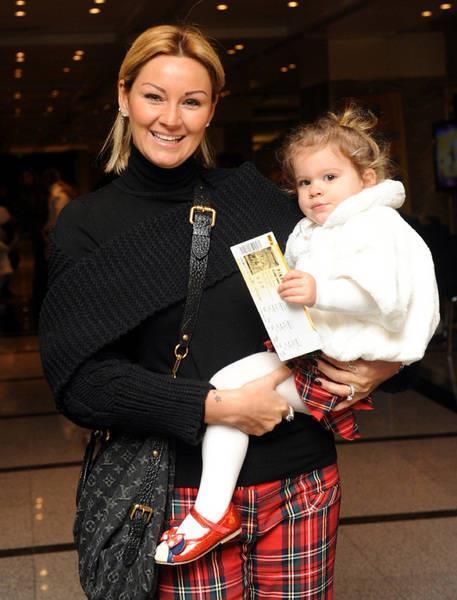 stanbul niversitesi Siyasal Bilgiler Fakltesi letme blmne girdi. 1994 ylnda Miss Turkey seildi ve niversite eitimini brakt.