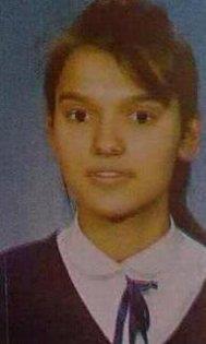 Mankenlikten arkcla geen Demet Akaln Glck Barbaros Hayrettin Lisesi'nden mezun oldu.