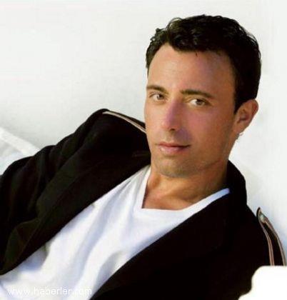 Mustafa Sandal: 1996'da Londra'ya yerleen sanat Amerika'nn New Hampshire eyaletindeki New Hampshire niversitesi'nde yarm brakt iletme eitimine American College of London'da devam etti.