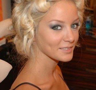 Bade il'i kamuoyu Mahsun Krmzgl'n "liseli sevgilisi" olarak tanmt. Basnn peinde kotuu il ilk kez de Nianta Kz Lisesi&#8217;nden mezuniyetinde grntlenmiti.