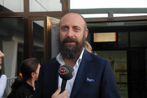 Halit Ergen, Beikta Atatrk Lisesi&#8217;nden mezun. Mimar Sinan niversitesi Opera ve Mzikal Tiyatro Oyunculuu blmn bitirdi..