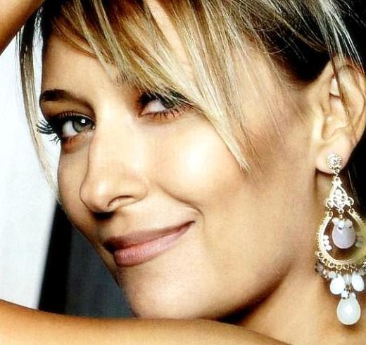 Glse Birsel, Beyolu Anadolu Lisesi'nde okudu.