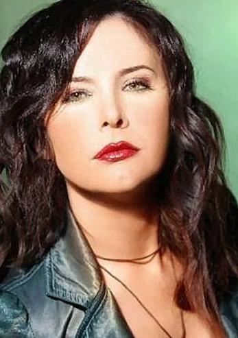 ebnem Ferah, Bursa zel Namk Szeri Lisesi'nden mezun oldu.