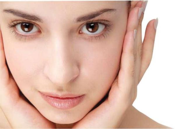 SVLCELER:<br>      Limonun iindeki sitrik asit akne problemlerini yenmeye yardmc oluyor 'The Lemon Juice Diet'i yazan Theresa Cheung'a gre; Limon suyunu yine ball su ile kartrp sorunlu blgeye srmeli ve durulamadan nce en az yarm saat beklenmelisiniz, her gn gnde 2 kez.