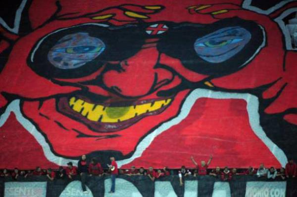 AC Milan taraftarlarndan "eytan"l afi