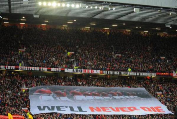 Manchester United taraftar 1958 ylnda Mnih'te uak kazasnda len 8 oyuncusunu anyor.