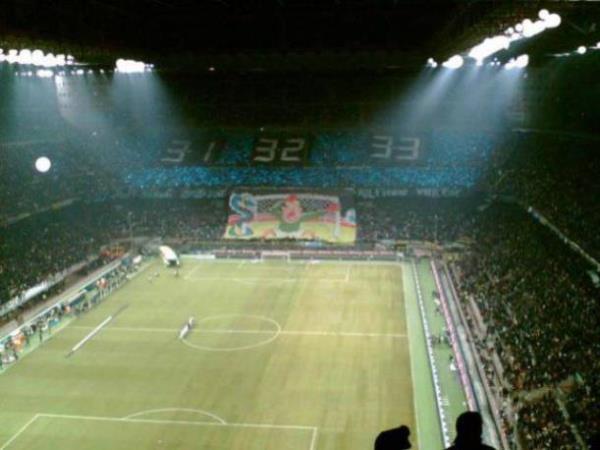 Inter taraftar stanbul'daki unutulmaz finalde Liverpool'a kaybeden ezeli rakipleri AC Milan'a byle gnderme yapt.