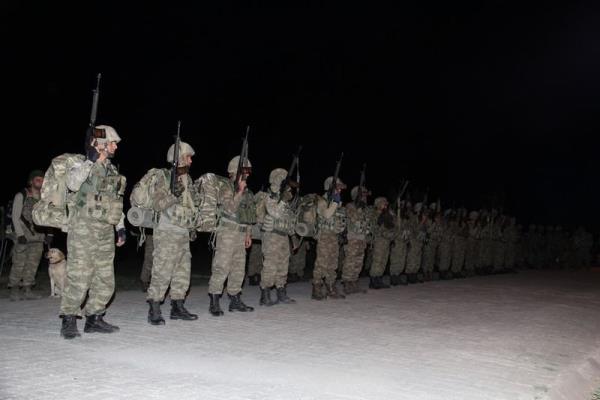 TOPU ATILARI YAPILDI  <br>  Erzincan&#8217;da bulunan 59&#8217;uncu Topu Eitim Tugay Komutanl 1995/2 tertip birinci kademe acemi avu adaylar ve erleri tarafndan gerekletirilen tatbikatta 'Topu Atlar' yapld.