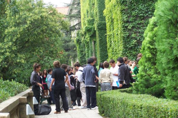 <p>Amerikan Robert Lisesi</p>  <p>Puan: 995</p>  <p>Kontenjan: 11 kz, 11 erkek olmak zere 222. Geen yla gre kontenjan 2 kii azald</p>