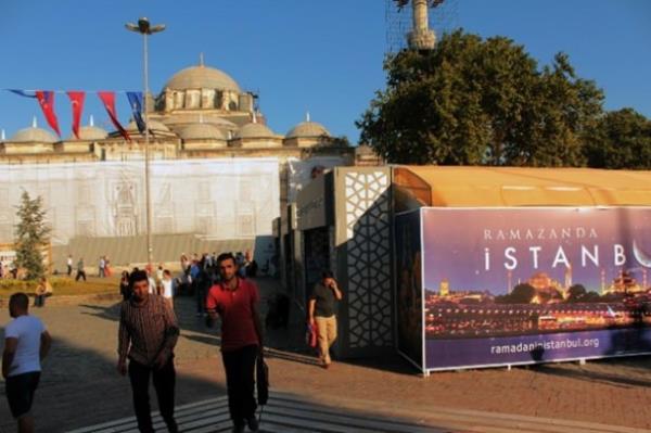 Beyazt Kitap Fuar  <br>Beyazt Meydan&#8217;nda karnnz, Beyazt Camii&#8217;nde gnlnz, hemen yan bandaki kitap fuarnda ise aklnz doyuracaksnz. Bu yl 34.&#8217;s dzenlenen kitap fuarnda istediiniz trden kitab uygun fiyatlara bulmak mmkn. stelik anslysanz nl yazarlara da denk gelebilirsiniz.