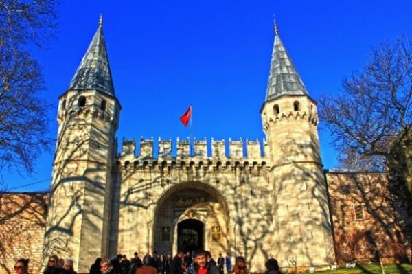 Kutsal Emanetler<br>  Konu hep iftar ve sahur olacak deil ya biraz da ruhu doyurmak lazm. Bunun iin de en iyi mekan Topkap Saray&#8217;ndaki &#8217;Kutsal Emanetler&#8217; blm. Hz. Muhammed (s.a.v.) ve dnemine ait birok eserin bulunduu blmde, manevi bir yolculua kacaksnz.