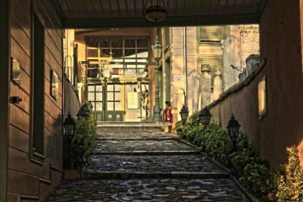 Yahya Efendi Trbesi<br>  Bulunduu alan biraz kuytuda kalsa da stanbul&#8217;un en gzel manzaralarndan birine sahip. Beikta&#8217;taki trbe, yine iftardan nce ziyaret edilebilecek mekanlardan.