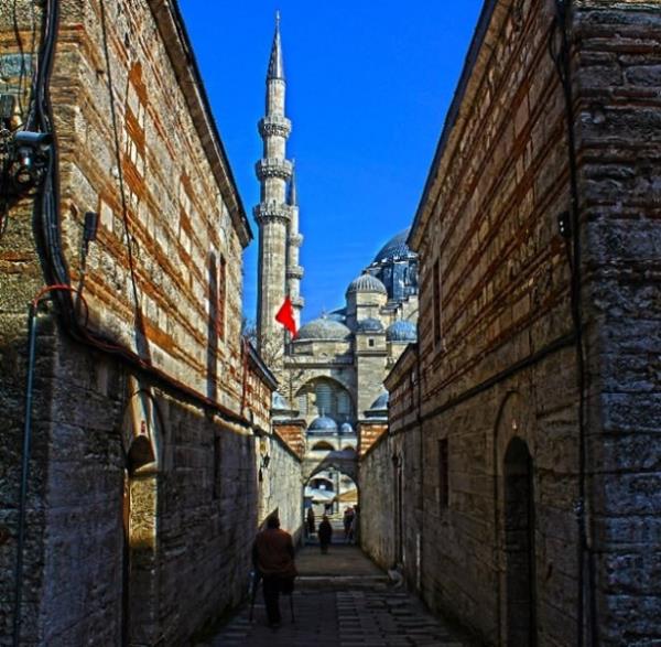 Sleymaniye<br>  Kanuni Sultan Sleyman tarafndan Mimar Sinan&#8217;a yaptrlan Sleymaniye Camii&#8217;nin bulunduu blge, sizlere stanbul&#8217;a tepeden bakma frsat sunuyor. Kuru fasulyesiyle mehur Sleymaniye semti, evresindeki mekanlarla iftar ve sahura zel kampanyalar uygun fiyata mterilerine sunuyor.