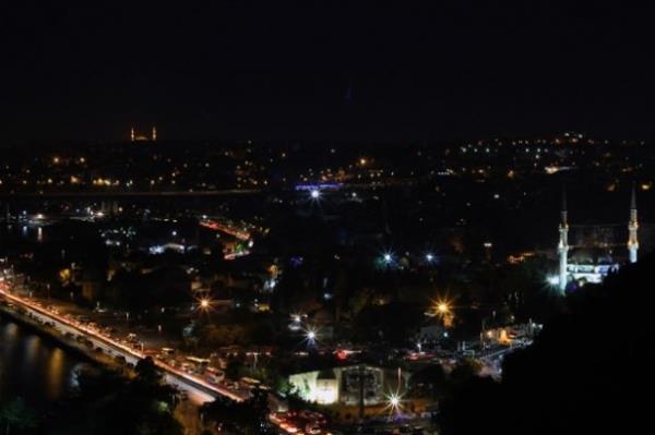 Eyp Sultan<br>  Bir mjdenin ardndan kutsal topraklardan stanbul&#8217;a kadar gelen Eyyb El Ensari&#8217;nin trbesinin bulunduu alan yine Ramazan&#8217;n gzde mekanlarndan. Sabah namaznn urak yerlerinden olan Eyp Camii, evredeki esnafn iftar ve sahur menleriyle gn boyu ziyareti aknna uruyor.