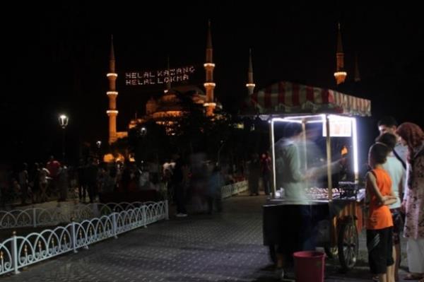 Son zamanlarda zellikle TV programlaryla ilginin artt Sultanahmet Camii ve yan bandaki Sultanahmet Meydan sabah saatlerine kadar, oru tutanlar iin zel etkinliklerin adresi oluyor.