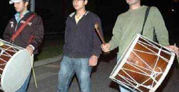 Sahur Hz. Peygamber, bir Ramazan gnn mutlaka sahur yaparak balatrd. Sahur yapmann faziletine ve bereketine dair Hz. Peygamber bir hadisinde &#8220;Bizim orucumuzla Ehl-i Kitap'n [Yahudi ve Hristiyanlar] orucu arasndaki fark, sahur yemeidir&#8221; buyurarak sahuru, Mslmanlar iin ayrt edici bir zellik olarak vurguluyor.Hz. Peygamber'in sahur yemeinde zaman zaman misafir bulundurduunu da eitli hadislerden reniyoruz. Hz. Peygamber'in sahurla ilgili nemli bir uygulamas da sahur yemeini geciktirmesi ve bunu tavsiye etmesidir.