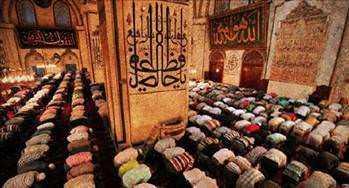 Peygamberimiz, Ramazan aynda ibadetlerini de ar arttrmazd. Teravih namazlarn yalnz veya cemaatle klard. Ramazan aynn son on gnnde ise evinin ahalisini gece ibadeti iin uyandrrd.