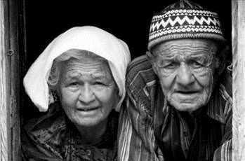 Allah'n resul efendimiz (sav) hayat boyunca hep sosyal bir insan olmutur. zellikle Ramazan aynda Peygamberimiz, hasta ve yallara ska yapt ziyaretleri arttrr, fakir sahabelerin evlerine urar, sosyal bir sknt olan her yere tm sahabelerden nce yetierek dertlerin zmnde aktif rol oynard.