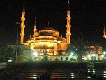 Teravih Hz. Peygamber, Ramazan akamlarn zellikle teravih namaz klarak geirmi ve ashabn da bu namaz klmaya tevik etmitir. Hz. Peygamber, teravihi kimi zaman cemaatle kimi zaman da tek bana klmtr. Teravihi cemaatle srekli klmamasnn sebebi olarak da bunun zorunlu bir ibadet olarak yerlemesini istemedii, zira mmetine ar geleceini dnd yorumu yaplmaktadr.