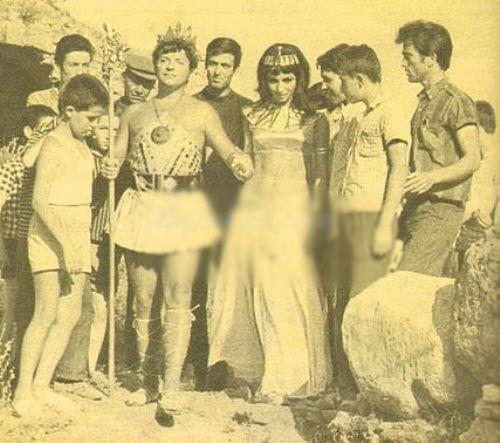 Modern Sezar Zeki Mren SES dergisi'nin organizasyonu ile Antalya / Side&#8217;de gerekletirilen ekimlerde Sezar ve Kleopatra'y Zeki Mren ve Nil Kutval canlandrmlar. Kostmlerini giyen Zeki Mren ve Nil Kutval, mitolojide yazld gibi Side&#8217;de Sezar ve Kleopatra&#8217;nn denize girdii&#8220;Muhabbetlik&#8221; denilen yerde denize girip, gnein batn seyrediyor. Bu srada merakl Antalyallar da Zeki Mren ve Nil Kutval&#8217; incelemekte.