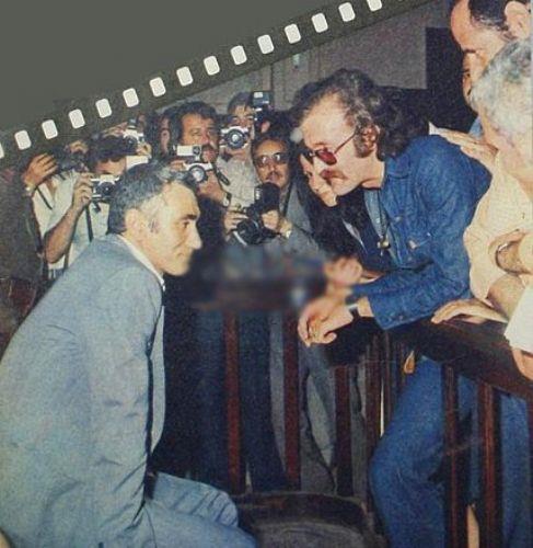 Mahkeme salonunda Cem Karaca Ylmaz Gney bulumas Adana Yumurtalk hakimi Sefa Mutlu&#8217;yu ldrmek suundan yarglanan Ylmaz Gney'in 13 Temmuz 1976 gn yaplan karar durumas. Ankara'da devam eden ve 18 yl ar hapis cezasna arptrld durumada Ylmaz Gney'e destek amal salonda sanat dostlar Hakan Balamir, Semra zdamar ve Cem Karaca da bulunmaktayd.